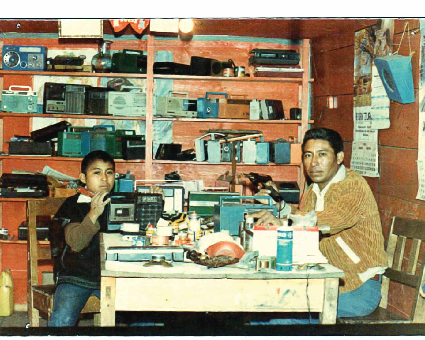 Papá Marcos en su taller. - El sueño guatemalteco lo construimos juntos. XumaK