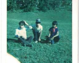 Foto de Marcos y sus dos primos en su infancia.