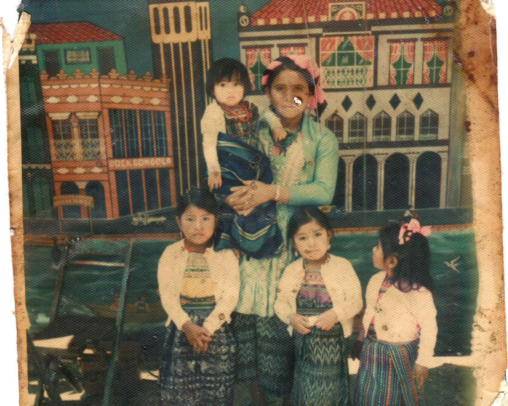 Mi mamá, hermanas y prima Rosa - El sueño guatemalteco lo construimos juntos. XumaK