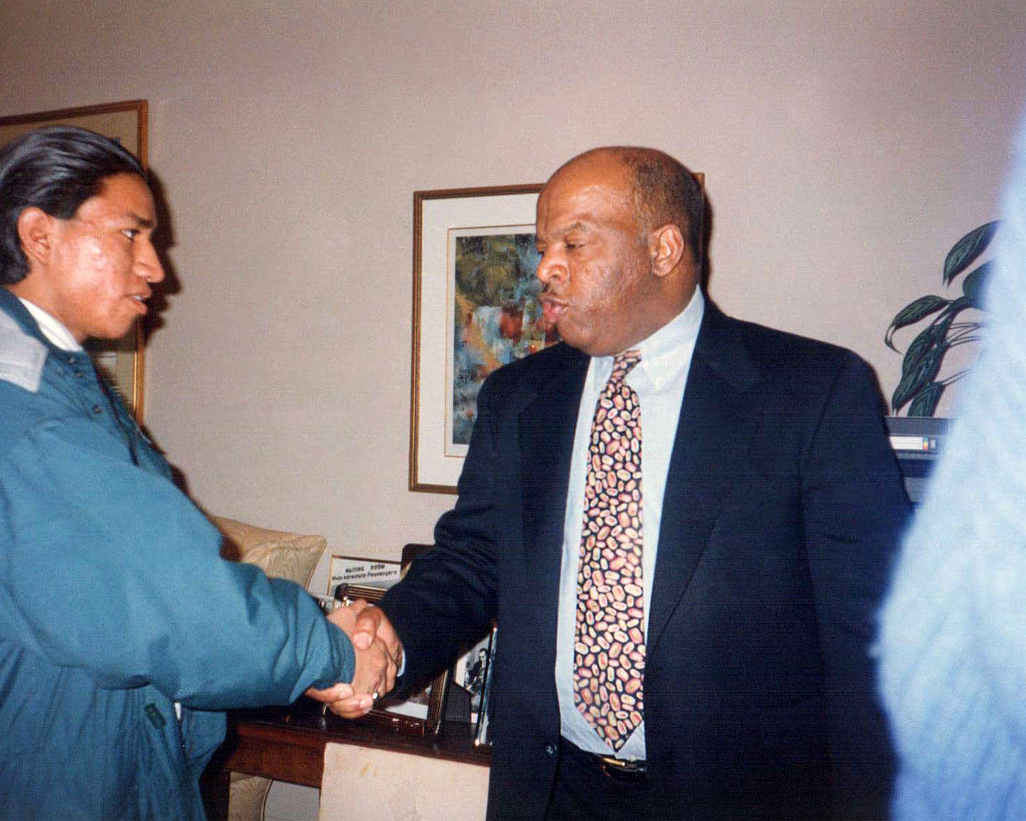 Marcos dandole la mano a John Lewis. - El sueño guatemalteco lo construimos juntos. XumaK