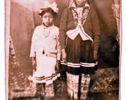 Foto antigua de la abuela y tía de Marcos.