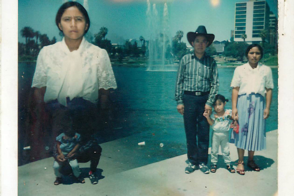 Mis padres, Marcos Andrés y Lucía, junto con mi hermana Juanita, en el McArthur Park. Un lugar a donde muchos q’anjobales de Los Angeles gustaban de ir a pasear los domingos. Solíamos ir todos juntos para almorzar allí.