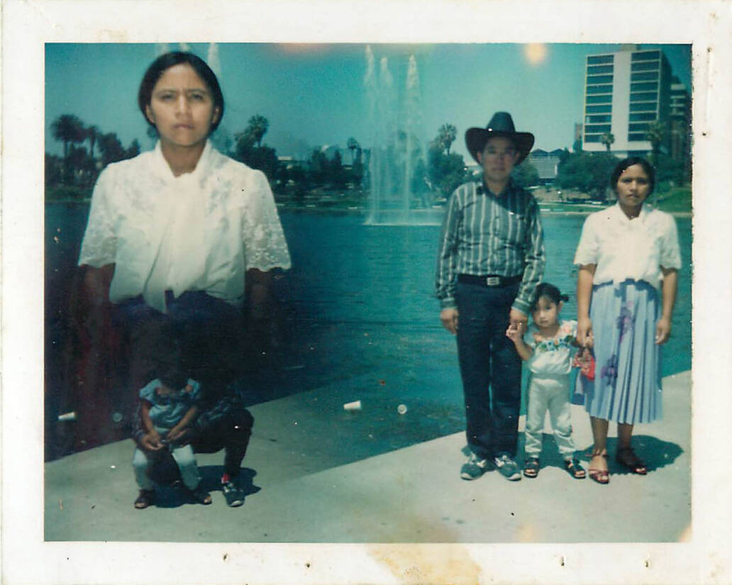 Mis padres, Marcos Andrés y Lucía, junto con mi hermana Juanita, en el McArthur Park. Un lugar a donde muchos q’anjobales de Los Angeles gustaban de ir a pasear los domingos. Solíamos ir todos juntos para almorzar allí.