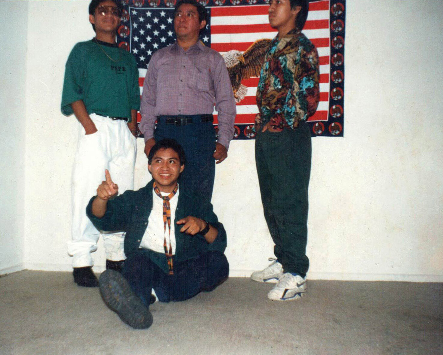 Una vez superada la crisis idiomática y cultural del inicio, nos integramos como familia al ajetreo diario de la vida en Estados Unidos. Mi papá y mis hermanos mayores, Andrés (sentado) y Leonardo (de verde) trabajaban muy duro para poder darnos a los otros hermanos la oportunidad de estudiar. - El sueño guatemalteco lo construimos juntos. XumaK