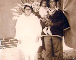 Foto antigua de los padres de Marcos junto a su hermana Juana.