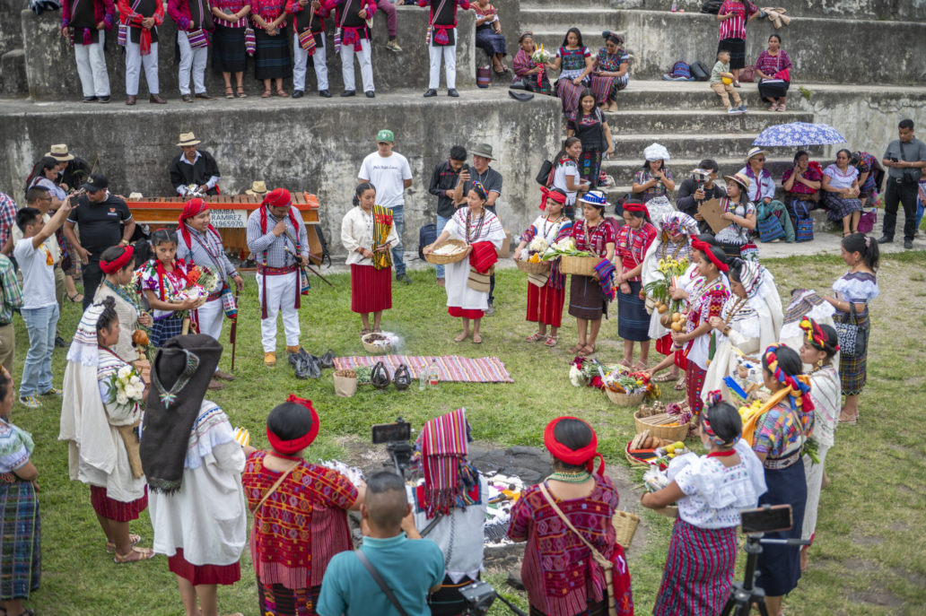 Jóvenes con huipil y palabra: el nuevo rostro del orgullo maya