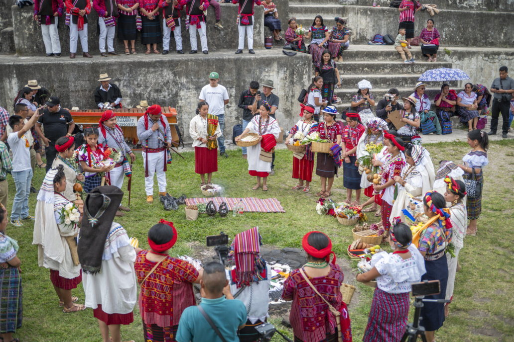 Jóvenes con huipil y palabra: el nuevo rostro del orgullo maya