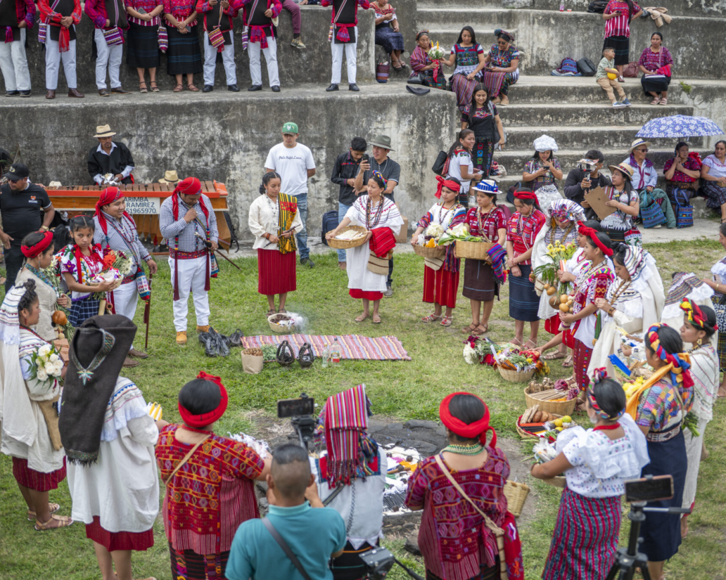 Jóvenes con huipil y palabra: el nuevo rostro del orgullo maya