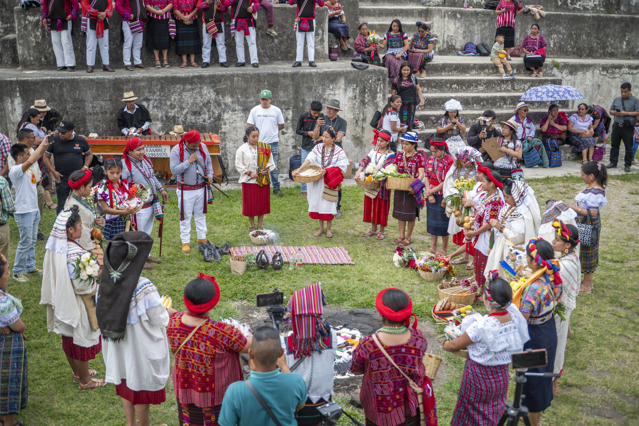 Jóvenes con huipil y palabra: el nuevo rostro del orgullo maya