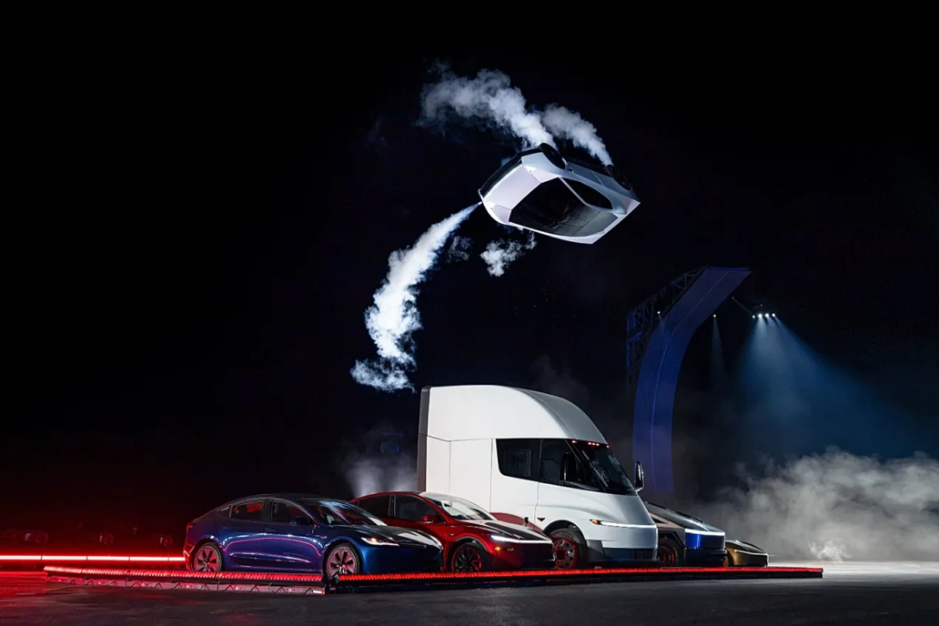 Roadster de Tesla en el aire sobre otros vehículos durante su presentación en Texas.
