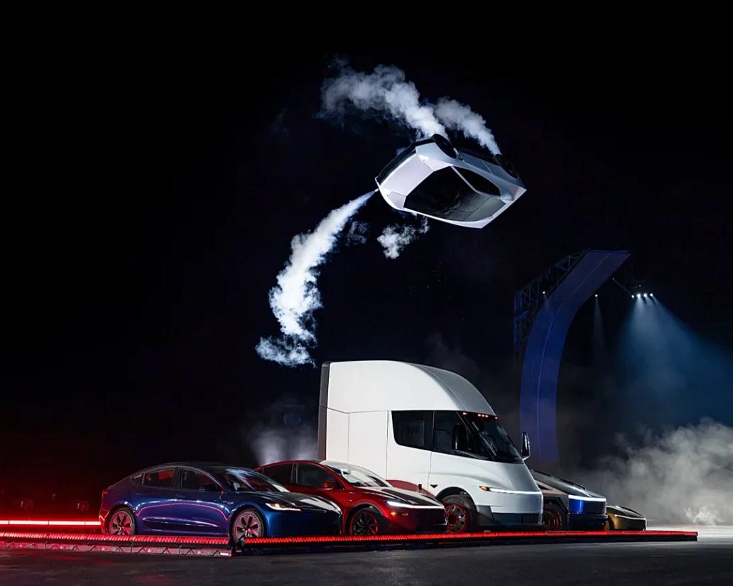 Roadster de Tesla en el aire sobre otros vehículos durante su presentación en Texas.