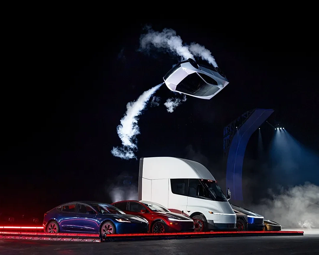 Roadster de Tesla en el aire sobre otros vehículos durante su presentación en Texas.