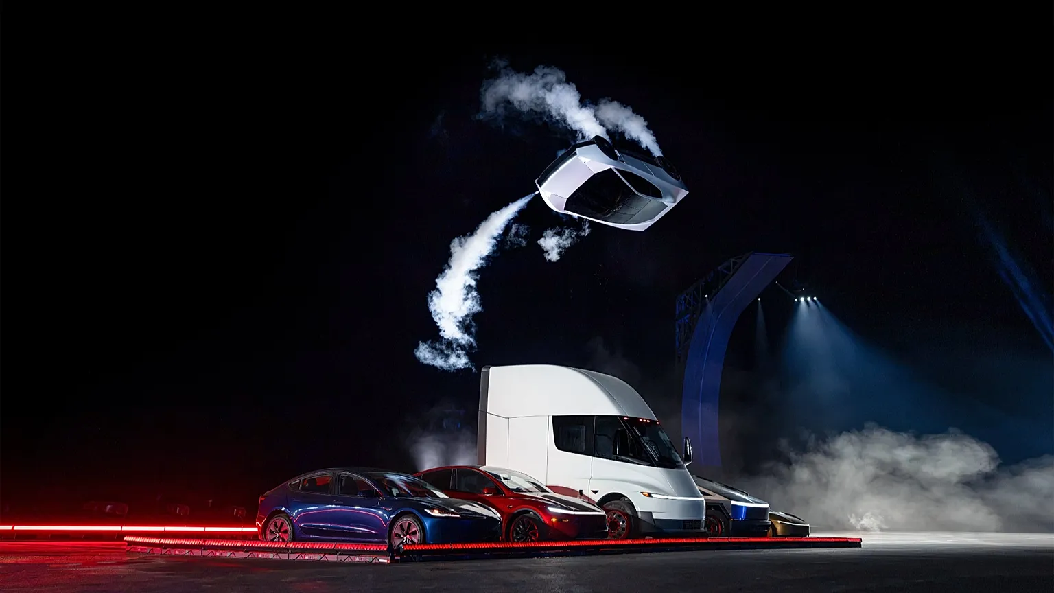 Roadster de Tesla en el aire sobre otros vehículos durante su presentación en Texas.